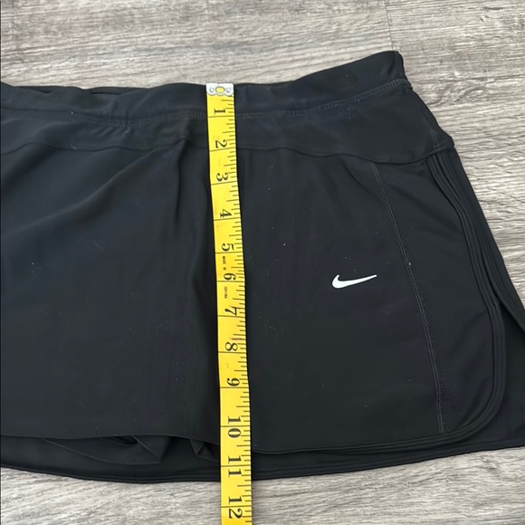 Nike Black and White Athletic Skorts with Moisture-Wicking Fabric - Picture 4 of 4